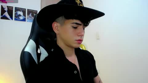 kiss_whitee online show from September 2025 12:02:02 AM