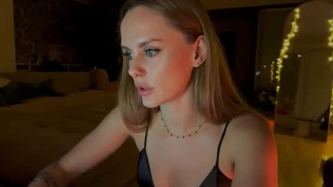 Snapshot of kissnova_ chatting on October 2025 07:44:01 PM Emma online show from October 2025 07:44:01 PM