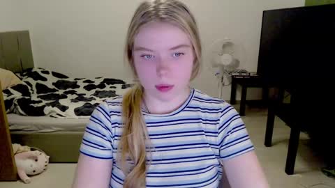Snapshot of kitten_jenny01 chatting on December 2024 07:36:01 PM Jennyblonde and Emmabrunette online show from December 2024 07:36:01 PM