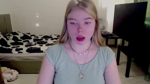 Snapshot of kitten_jenny01 chatting on December 2024 11:52:02 AM Jennyblonde and Emmabrunette online show from December 2024 11:52:02 AM