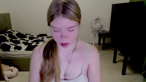 Snapshot of kitten_jenny01 chatting on December 2024 03:33:02 PM Jennyblonde and Emmabrunette online show from December 2024 03:33:02 PM
