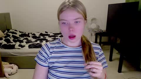 Snapshot of kitten_jenny01 chatting on December 2024 01:13:02 AM Jennyblonde and Emmabrunette online show from December 2024 01:13:02 AM