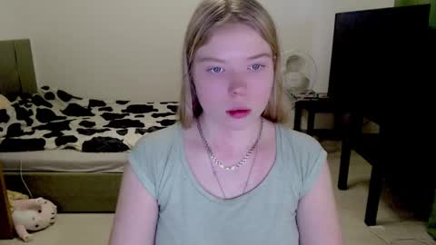Snapshot of kitten_jenny01 chatting on December 2024 10:29:02 AM Jennyblonde and Emmabrunette online show from December 2024 10:29:02 AM