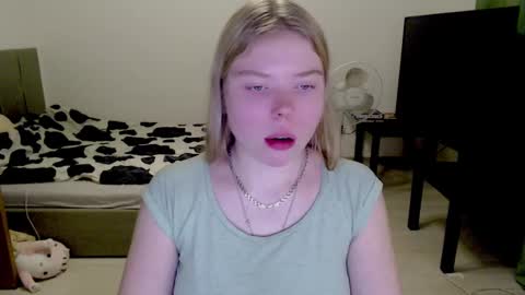 Snapshot of kitten_jenny01 chatting on December 2024 01:32:02 PM Jennyblonde and Emmabrunette online show from December 2024 01:32:02 PM