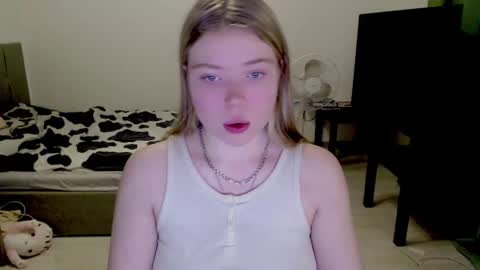 Snapshot of kitten_jenny01 chatting on December 2024 05:11:01 PM Jennyblonde and Emmabrunette online show from December 2024 05:11:01 PM