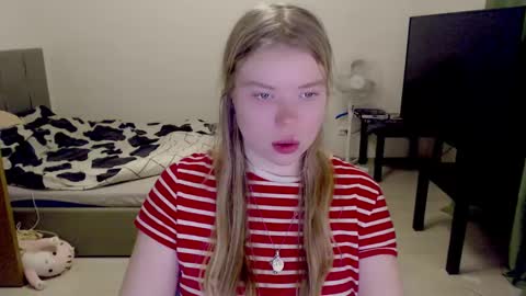 Snapshot of kitten_jenny01 chatting on December 2024 03:15:01 PM Jennyblonde and Emmabrunette online show from December 2024 03:15:01 PM