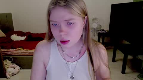 Snapshot of kitten_jenny01 chatting on January 2025 08:36:02 PM Jennyblonde and Emmabrunette online show from January 2025 08:36:02 PM
