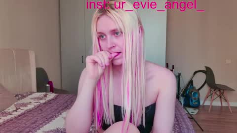 Evelyn online show from April 2026 12:21:01 PM