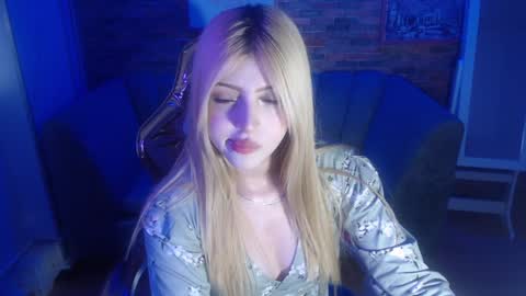 kitty_fox_b online show from December 2024 06:55:01 PM
