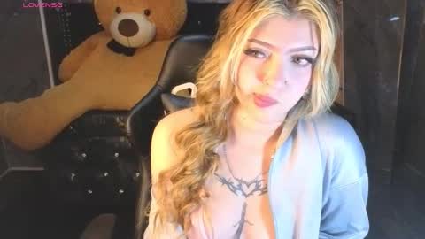 kitty_fox_b online show from December 2025 12:55:01 PM