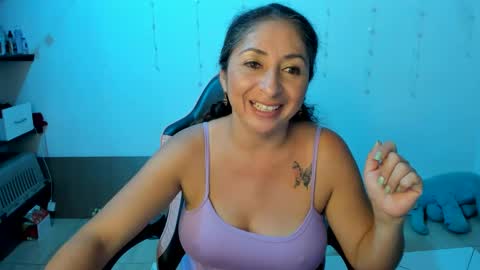 Snapshot of kitty_violet_ chatting on December 2024 05:23:01 AM violet online show from December 2024 05:23:01 AM