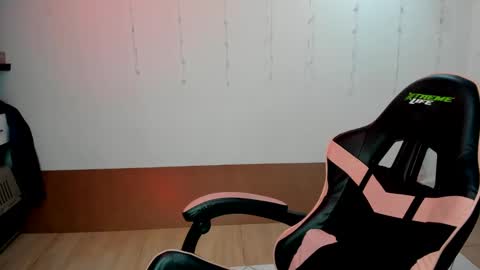 Snapshot of kitty_violet_ chatting on January 2025 05:51:02 AM violet online show from January 2025 05:51:02 AM
