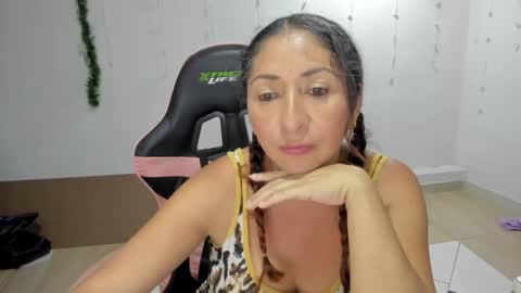 Snapshot of kitty_violet_ chatting on January 2025 05:50:02 AM violet online show from January 2025 05:50:02 AM