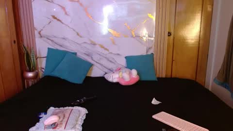 LAURA  help me reach 100likes online show from April 2026 07:01:01 AM