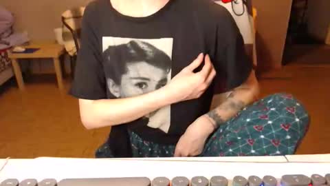 KittyloveMoon online show from April 2026 05:17:01 PM