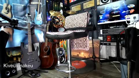 kiveuxmakeu online show from April 2026 03:01:02 PM