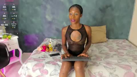 Snapshot of kloee_12 chatting on November 2025 04:06:02 PM K L O E online show from November 2025 04:06:02 PM
