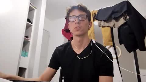 Facu online show from October 2025 12:22:02 AM