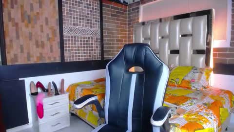 kriss_sweetboobs online show from September 2025 01:01:01 PM