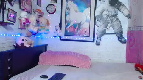 krisstal703358 online show from February 2026 01:43:01 AM