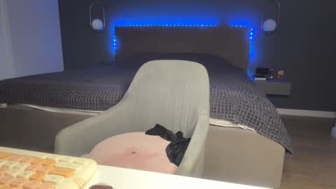 Kristi online show from November 2025 04:33:02 AM