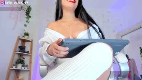 Snapshot of kylie_evans_18 chatting on March 2025 04:07:02 AM Kylie online show from March 2025 04:07:02 AM