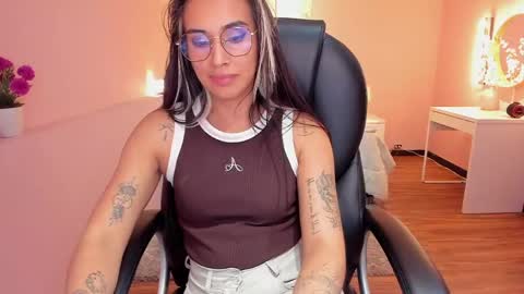 Snapshot of la_monitora chatting on May 2026 11:43:01 PM T A T I A N A online show from May 2026 11:43:01 PM