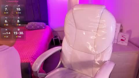  L A R A   online show from November 2025 08:08:02 PM