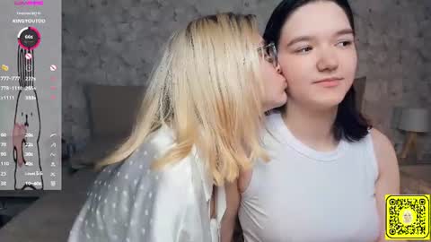 Snapshot of lacyedison chatting on July 2026 07:09:01 PM Violet and Isabel online show from July 2026 07:09:01 PM