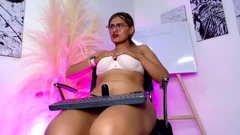 Snapshot of lady_falcon chatting on January 2025 07:49:01 AM LADY online show from January 2025 07:49:01 AM
