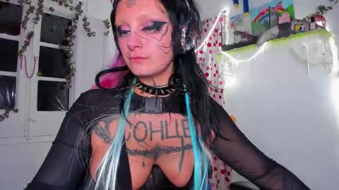 Mia online show from November 2025 09:50:01 PM