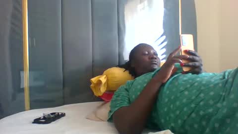 lindah32 online show from December 2024 12:05:01 PM