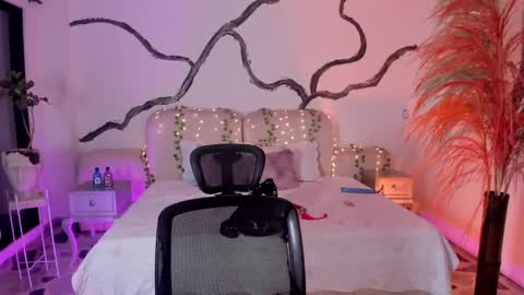 Lady  online show from September 2025 04:28:02 AM