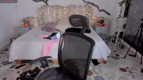 Lady  online show from October 2025 05:11:02 AM