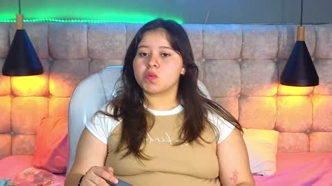 Snapshot of laia_and_aloby chatting on January 2025 03:20:01 PM online show from January 2025 03:20:01 PM