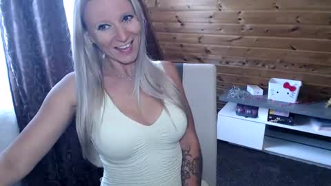 Snapshot of lamadrina006 chatting on June 2026 07:54:02 AM LaMadrina006 online show from June 2026 07:54:02 AM