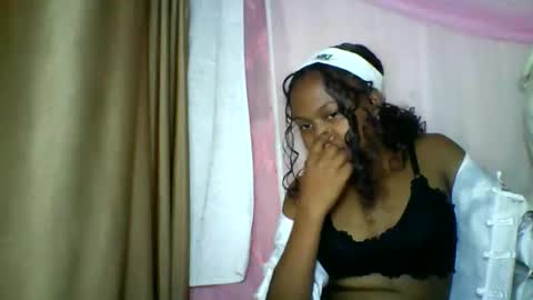 Snapshot of lara_belle chatting on May 2026 08:25:01 PM lara_belle online show from May 2026 08:25:01 PM