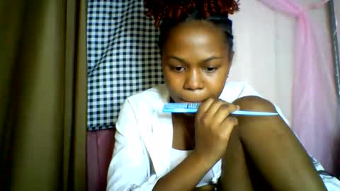 Snapshot of lara_belle chatting on June 2026 01:28:02 AM lara_belle online show from June 2026 01:28:02 AM