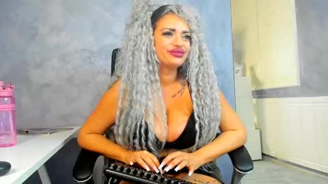 Lara online show from February 2025 09:04:02 PM