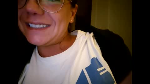 Snapshot of laraa333 chatting on October 2025 09:33:01 PM Little online show from October 2025 09:33:01 PM