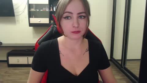 Laralianna online show from February 2025 05:29:02 PM