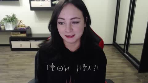 Laralianna online show from October 2025 05:44:02 PM