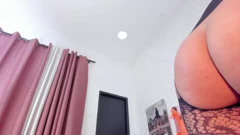 Snapshot of laramurphy chatting on October 2025 04:37:01 AM Lara Murphy online show from October 2025 04:37:01 AM