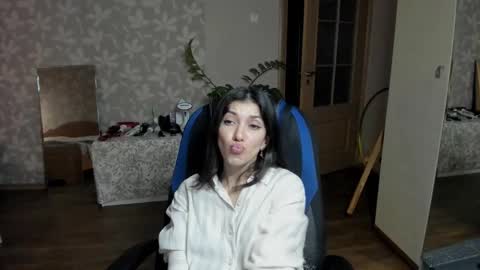 Larisa online show from October 2025 06:05:01 PM