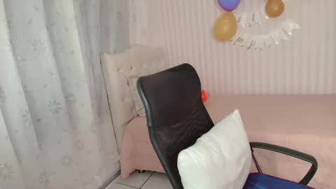 Larissas online show from October 2025 08:33:02 PM