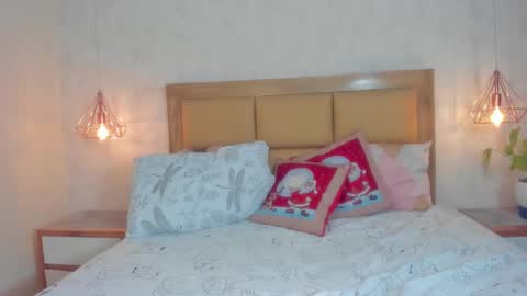 Snapshot of larsonmia chatting on December 2024 03:30:01 PM MIA online show from December 2024 03:30:01 PM