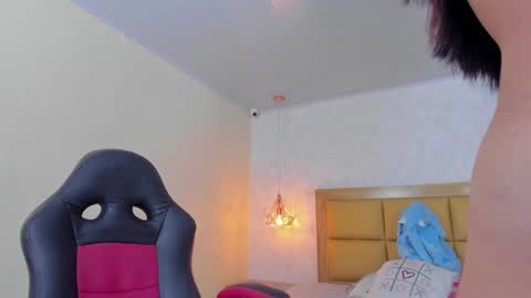 Snapshot of larsonmia chatting on March 2025 12:05:02 PM MIA online show from March 2025 12:05:02 PM