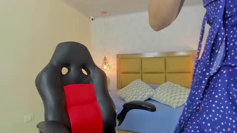 Snapshot of larsonmia chatting on September 2025 12:17:01 PM MIA online show from September 2025 12:17:01 PM