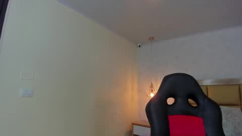 Snapshot of larsonmia chatting on September 2025 12:19:01 PM MIA online show from September 2025 12:19:01 PM