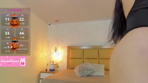 Snapshot of larsonmia chatting on October 2025 12:16:01 PM MIA online show from October 2025 12:16:01 PM